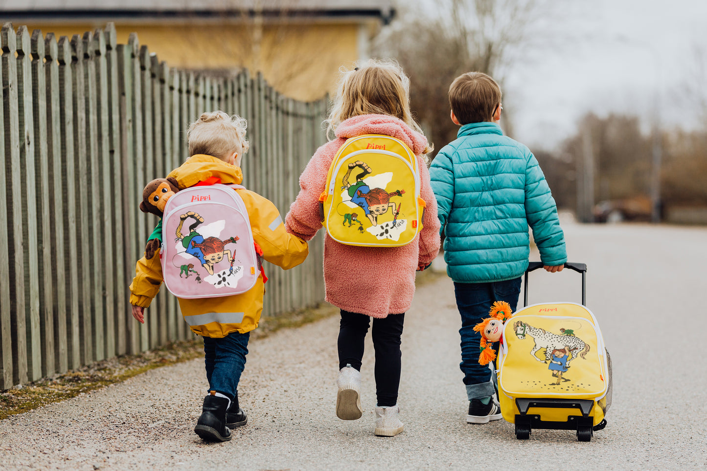 Walizka na kółkach dla dzieci żółta akcesoria podróż zabawka wyprawka Pippi