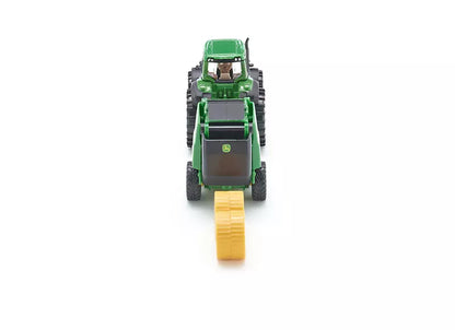 Traktor John Deere z prasą