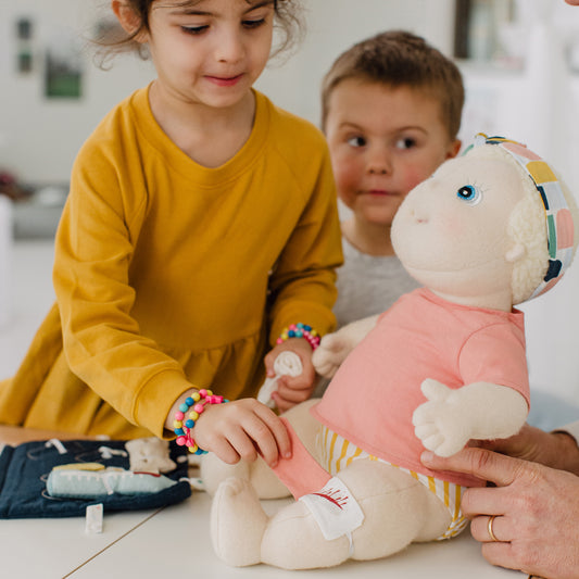Anatomiczna lalka dla dzieci sensoryczna edukacyjna Esme Baby Rubens Barn