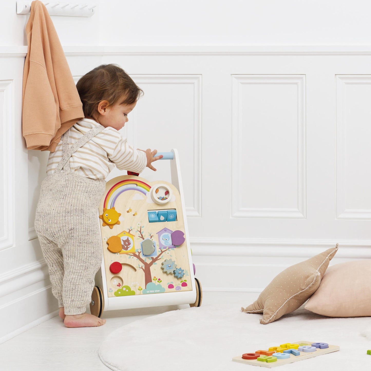Drewniany chodzik edukacyjny, pchacz, sensoryczna zabawka dzieci Le Toy Van
